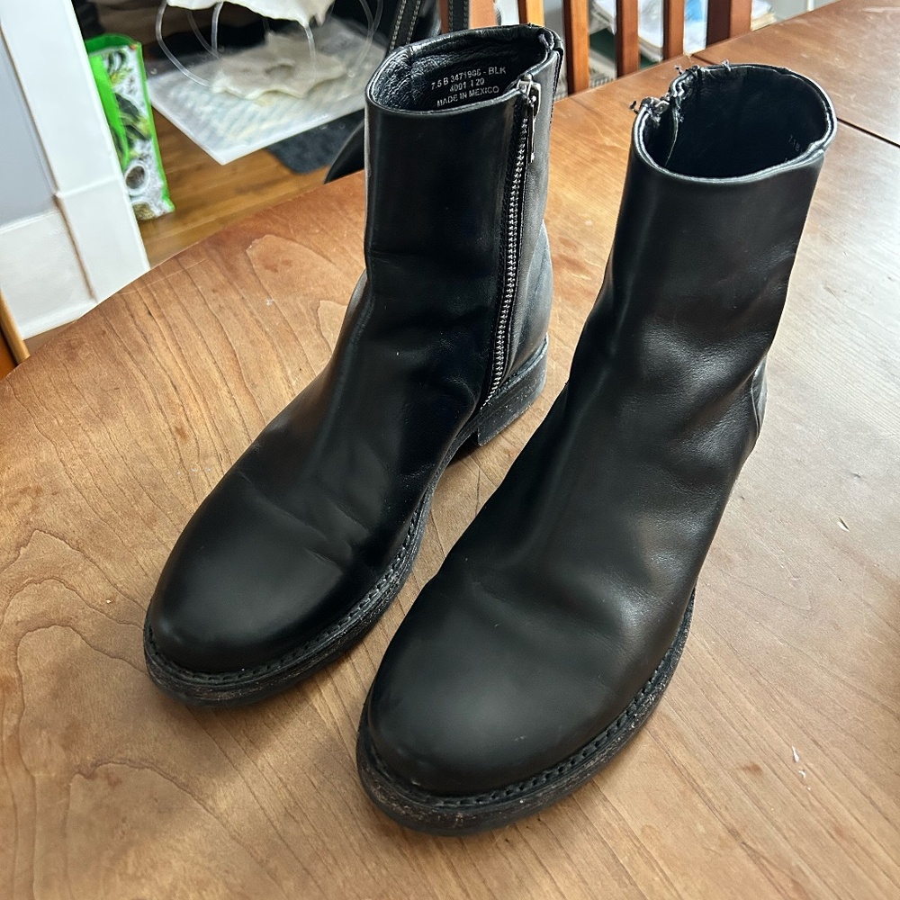 FRYE Black leather women's ankle boots (size 7.5)